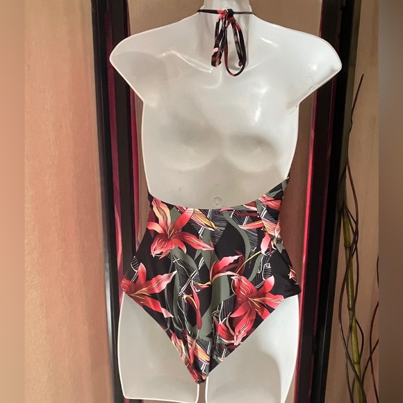 NWT. Far West one piece Swimsuit in a Green Pattern. Size Medium. - Picture 3 of 9